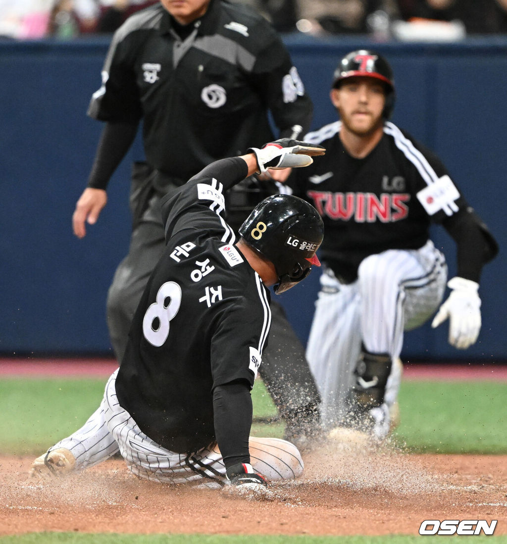 4일 오후 서울 고척스카이돔에서 ‘2023 신한은행 SOL KBO리그’ 키움 히어로즈와 LG 트윈스의 경기가 열렸다.4회초 무사 2루에서 LG 김현수가 중전 적시타 때 2루주자 문성주가 홈을 밟고 있다. 2023.04.04 /sunday@osen.co.kr