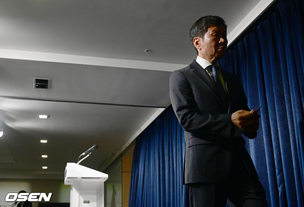 31일 오후 서울 종로구 대한축구협회 축구회관에서 징계 사면권 재심의 임시 이사회가 열렸다. 지난 28일 대한축구협회(KFA)에서 발표한 징계 중인 축구 100인에 대한 ‘기습 사면 조치’에 대해 거센 비난이 쏟아지면서 재심의를 결정했다.정몽규 대한축구협회 회장이 입장문 발표를 마친 뒤 회의장을 나서고 있다. 2023.03.31 /ksl0919@osen.co.kr 