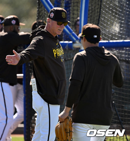 경기에 앞서 샌디에이고 김하성이 밥 멜빈 감독과 하이파이브를 하고 있다. 2023.02.25 /jpnews@osen.co.kr