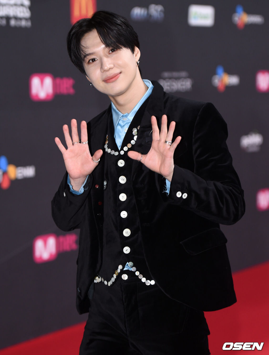 [OSEN=사진팀] 6일 오후 2020 엠넷 아시안 뮤직 어워즈(2020 MAMA) 레드카펫 행사가 열렸다. 가수 태민이 포토타임을 갖고 있다./photo@osen.co.kr[사진] CJ ENM 제공