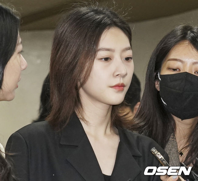 법원을 나서는 김새론이 인터뷰를 하고 있다. 2023.04.05 /rumi@osen.co.kr