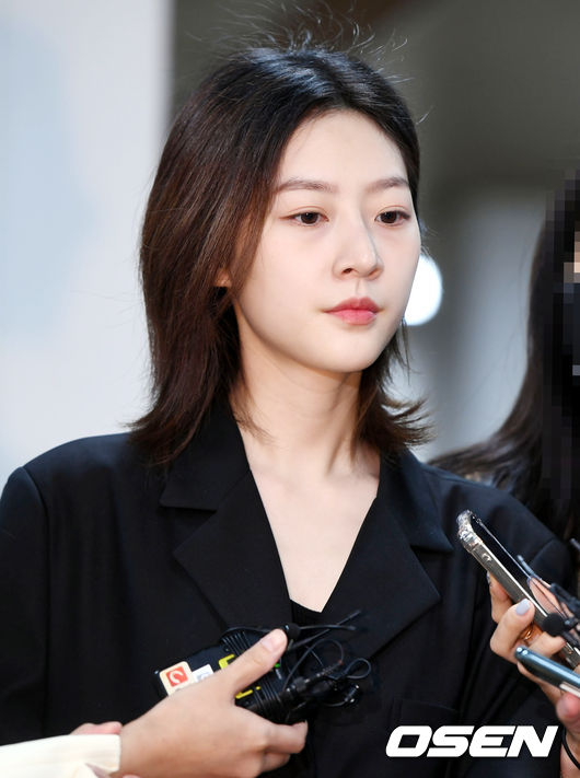 법원을 나서는 김새론이 인터뷰를 하고 있다. 2023.04.05 /rumi@osen.co.kr