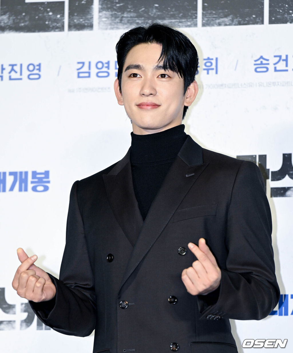 9일 오전 서울 광진구 롯데시네마 건대입구에서 영화 ‘크리스마스 캐럴(감독 김성수)’ 제작보고회가 열렸다.'크리스마스 캐럴'은 쌍둥이 동생 '월우'(박진영)가 죽은 후, 복수를 위해 스스로 소년원에 들어간 형 '일우'(박진영)가 소년원 패거리와 잔혹한 대결을 펼치는 액션 스릴러다.배우 박진영이 포즈를 취하고 있다. 2022.11.09 /cej@osen.co.kr