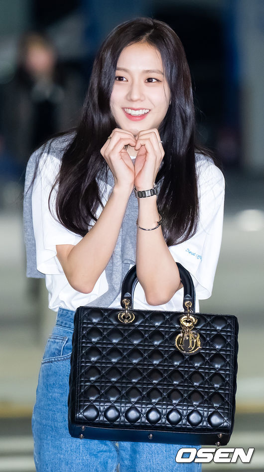 블랙핑크 지수가 출국장으로 이동하며 팬들에게 손하트를 날리고 있다. 2023.04.02 / rumi@osen.co.kr