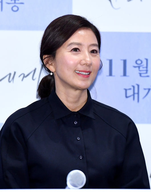 5일 오후 서울 자양동 롯데시네마 건대입구에서 영화 ‘윤희에게’ (감독 임대형) 언론시사회가 열렸다.배우 김희애가 참석해 인사말을 준비하고 있다. /dreamer@osen.co.kr