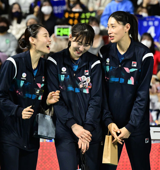 올스타전에서 도로공사 배유나, 박정아, 흥국생명 김연경이 시상식을 지켜보며 즐거워하고 있다. 2023.01.29 /jpnews@osen.co.kr