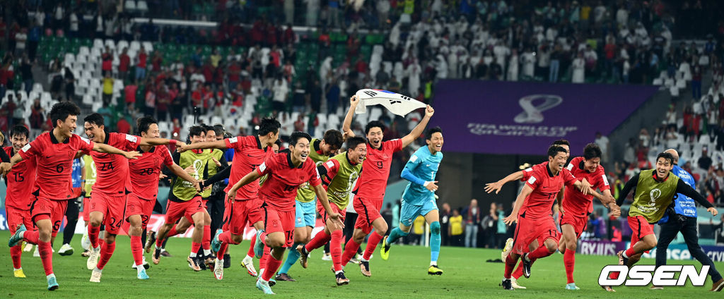 '알라이얀의 기적'이 일어났다. 한국이 20년 만에 또 포르투갈을 2-1로 제압하며 16강 진출을 확정했다. 파울루 벤투 감독이 이끄는 한국 축구 대표팀은 3일 0시(이하 한국시간) 카타르의 알 라이얀 에듀케이션시티 스타디움에서 열린 2022 카타르 월드컵 H조 조별리그 최종 3차전에서 포르투갈을 2-1로 제압했다.이날 승리로 한국은 1승1무1패(골득실 0, 4득점 4실점)을 기록했다. 같은 시각 우루과이는 가나를 2-0으로 이겼지만 1승1무1패(골득실 0, 2득점 2실점)이 됐다. 한국이 다득점에서 앞서 극적으로 조 2위를 차지하며 16강에 진출한다.경기를 마치고 16강 진출을 확정지은 한국 선수들이 피치에 슬라이딩 하는 세리머니를 펼치고 있다. 2022.12.02 / soul1014@osen.co.kr