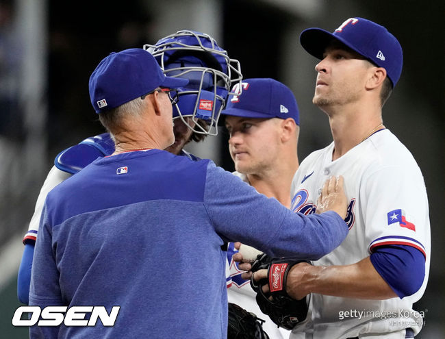 [사진] 텍사스 제이콥 디그롬(오른쪽)이 5회 마이크 매덕스 투수코치와 얘기하고 있다. ⓒGettyimages(무단전재 및 재배포 금지)