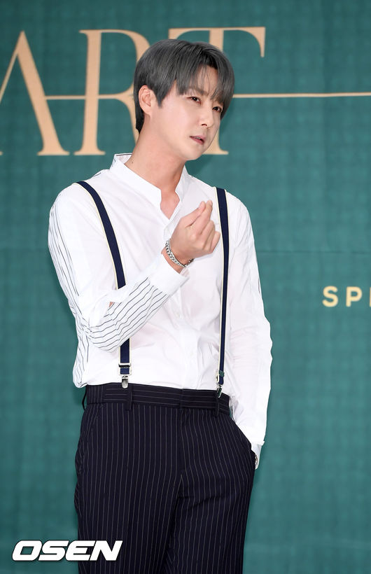 신화 신혜성이 무대 위에서 포토타임을 갖고 있다./ rumi@osen.co.kr