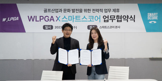 박노성 스마트스코어 부대표와 안시현 WLPGA 대표가 업무 제휴식을 갖고 있다. 