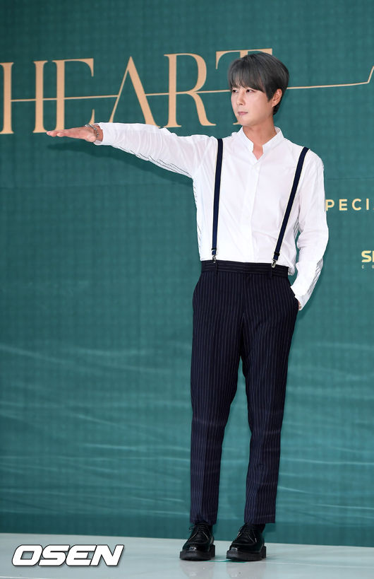 신화 신혜성이 무대 위에서 포토타임을 갖고 있다./ rumi@osen.co.kr