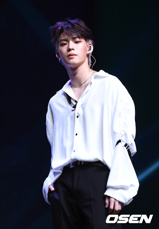 7일 오후 서울 광진구 예스24라이브홀에서 보이그룹 온앤오프(ONF)의 새 미니 앨범 ‘GO LIVE’ 발매기념 쇼케이스가 열렸다.<br /><br />그룹 온앤오프 효진이 포토타임을 갖고 있다. /sunday@osen.co.kr