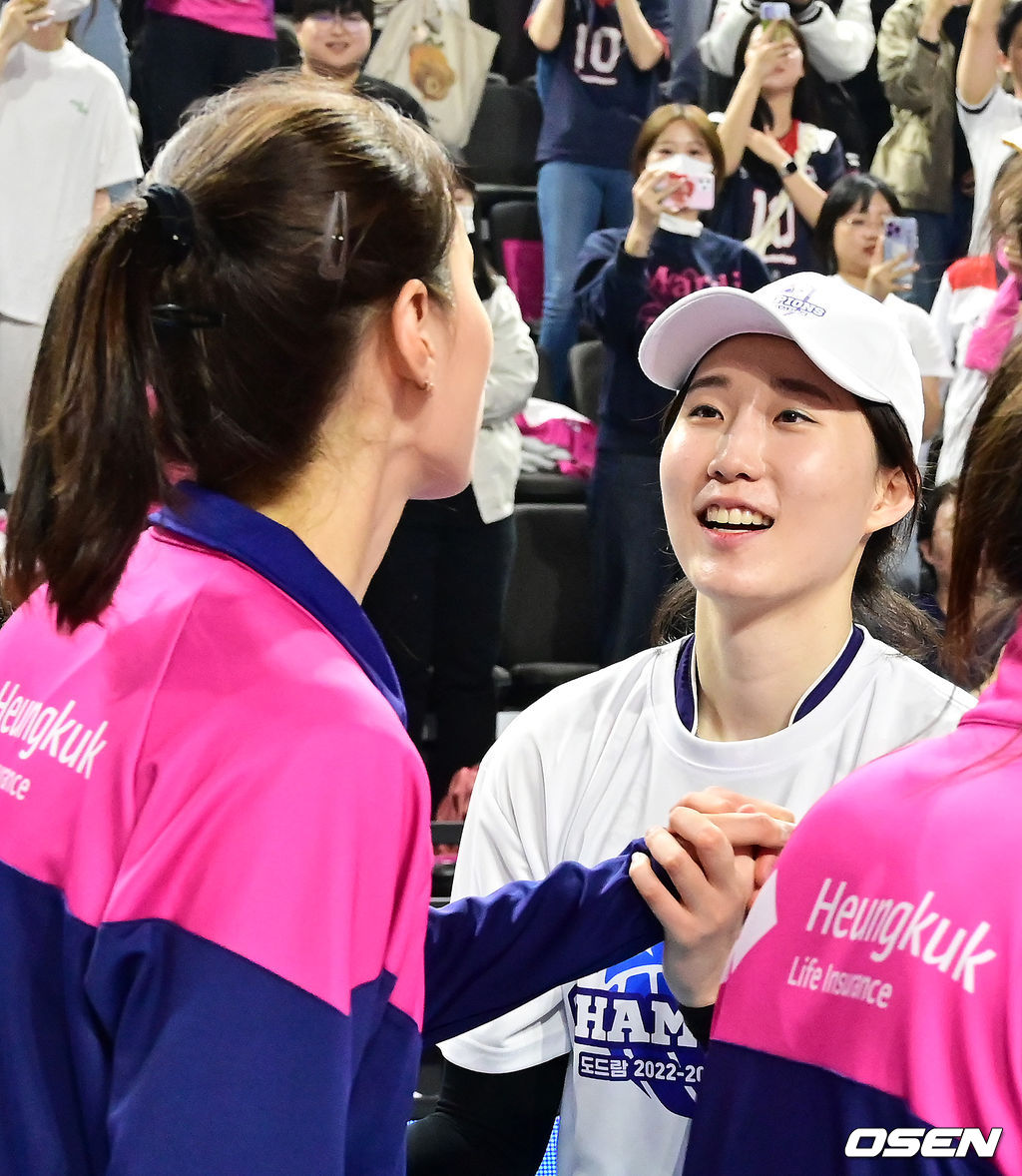 한국도로공사가 기적의 업셋을 이뤄냈다. 그 누구도 예상하지 못한 정규리그 3위의 반란이었다.한국도로공사는 6일 인천 삼산월드체육관에서 열린 도드람 2022-2023 V리그 여자부 챔피언결정전(5전 3선승제) 흥국생명과의 5차전에서 세트 스코어 3-2(23-25, 25-23, 25-23, 23-25, 15-13)로 승리했다. 정규리그 3위에 올라 플레이오프서 현대건설을 물리친 한국도로공사는 시리즈 전적 3승 2패로 챔피언결정전 왕좌에 올랐다. 1, 2차전을 내주며 패색이 짙었지만 3차전부터 기적의 3연승 업셋을 이뤄내며 2017-2018시즌 이후 5시즌 만에 통산 두 번째 우승을 차지했다. 1, 2차전을 연달아 패한 팀이 챔피언결정전에서 우승한 건 역대 최초 사례다.반면 정규리그 1위 흥국생명은 시리즈 2연승을 거두며 우승을 코앞에 뒀지만 충격의 3연패를 당하며 2018-2019시즌 이후 4시즌 만에 통합우승이 좌절됐다. 2008-2009시즌 이후 14시즌 만에 우승을 노렸던 김연경은 쌍둥이 파문에 신음했던 2년 전에 이어 또 다시 우승과 인연을 맺지 못했다. 흥국생명 김연경이 도로공사 박정아와 손을 잡고 우승을 축하해 주고 있다. 2023.04.06 /jpnews@osen.co.kr