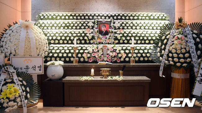 [OSEN=사진팀] 원로가수 고(故) 현미(본명 김명선)의 빈소가 7일 서울 중앙대학교병원 장례식장에 차려졌다. 가수 고(故) 현미의 장례식은 사단법인 대한가수협회장으로 거행된다.2023.04.07 /photo@osen.co.kr<사진=사진공동취재단>