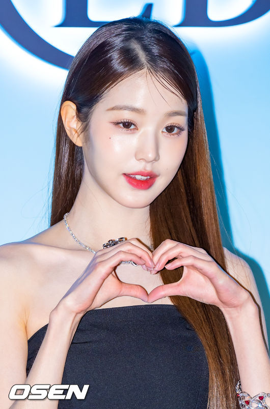 가수 장원영이 포토월에 입장하며 포즈를 취하고 있다. 2022.11.19 / rumi@osen.co.kr