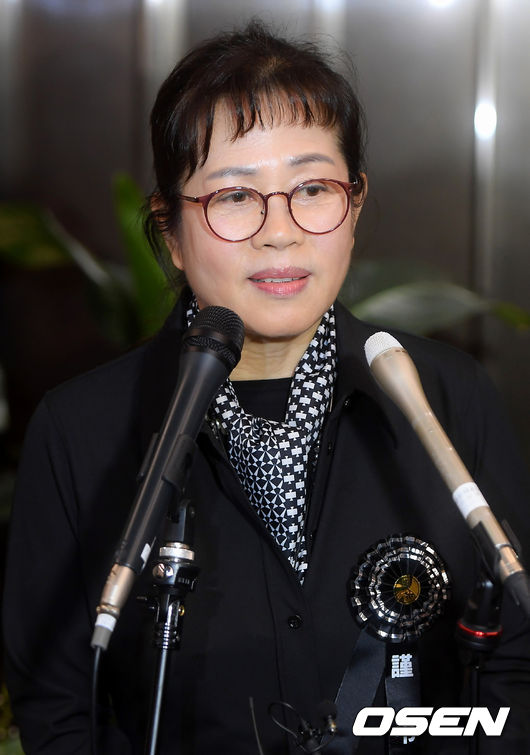 [OSEN=사진팀] 원로가수 고(故) 현미(본명 김명선)의 빈소가 7일 서울 중앙대학교병원 장례식장에 차려졌다. 가수 고(故) 현미의 장례식은 사단법인 대한가수협회장으로 거행된다.빈소를 찾은 이자연 대한가수협회장이 인터뷰를 하고 있다. 2023.04.07 /photo@osen.co.kr<사진=사진공동취재단>