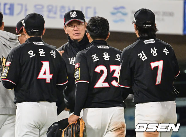 KT 위즈 이강철 감독이 롯데 자이언츠에 7-1로 승리한 후 선수들과 기쁨을 나누고 있다. 2023.04.07 / foto0307@osen.co.kr