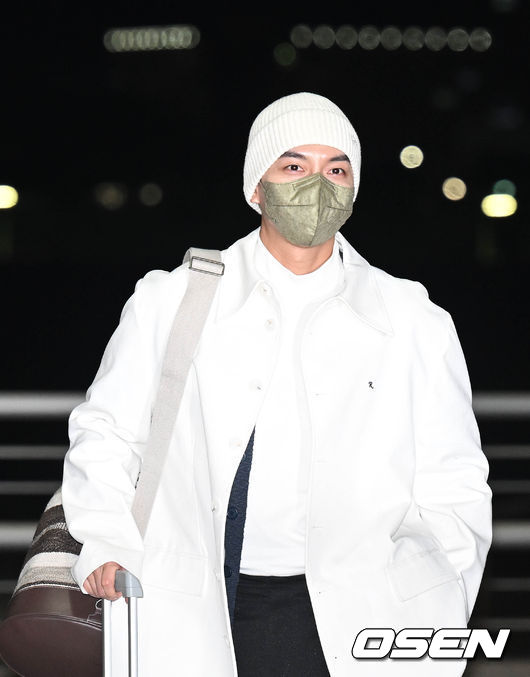 티빙 오리지널 ‘브로마블’(가제) 출연진이 22일 오후 인천국제공항을 통해 두바이로 출국했다.배우 이승기가 출국장으로 향하고 있다. 2023.02.22 /cej@osen.co.kr