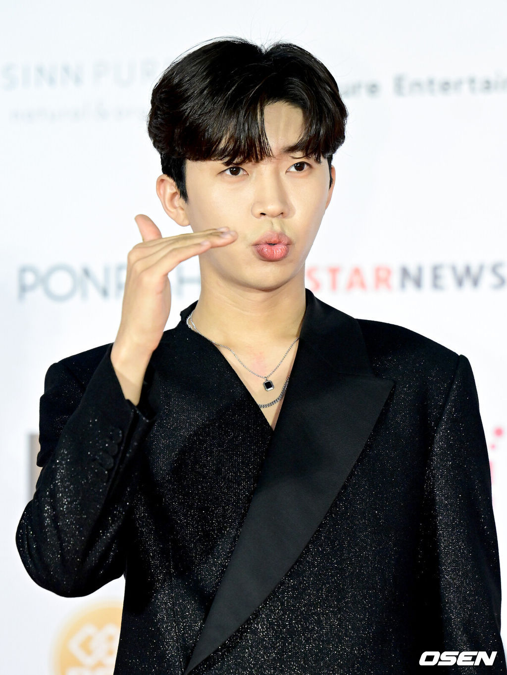 13일 오후(현지시간) 일본 나고야시 종합체육관에서 '2022 Asia Artist Awards IN JAPAN’ 레드카펫 행사가 진행됐다.가수 임영웅이 포즈를 취하고 있다. 2022.12.13 /ksl0919@osen.co.kr