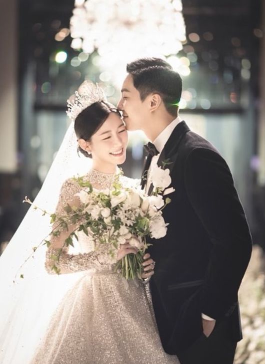 [사진=휴먼메이드 제공] 결혼식 1부에서 검은 벨벳 턱시도를 입은 이승기(오른쪽)와 화려한 드레스를 입은 이다인(왼쪽).