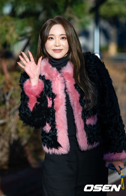 가수 홍진영이 입장하며 포즈를 취하고 있다. 2023.01.30 / rumi@osen.co.kr