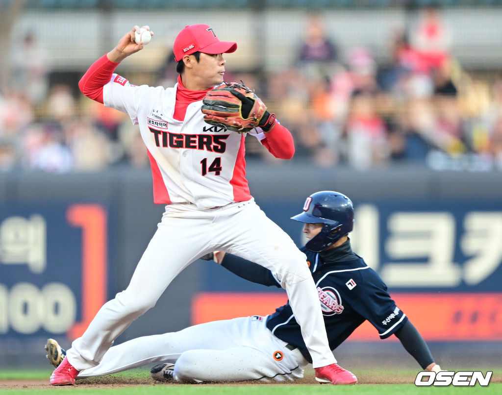 4회초 1사 만루 두산 허경민의 병살타 때 KIA 2루수 김규성이 1루주자 이유찬을 포스아웃 시킨 뒤 1루로 송구하고 있다. 2023.04.08 /ksl0919@osen.co.kr