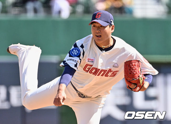 롯데 자이언츠 선발투수 나균안이 역투하고 있다. 2023.04.09 / foto0307@osen.co.kr