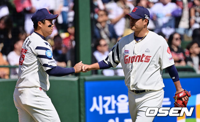 롯데 자이언츠 한동희가 3회초 1사 2루 KT 위즈 조용호의 파울 타구를 잡고 나균안과 하이파이브를 하고 있다. 2023.04.09 / foto0307@osen.co.kr