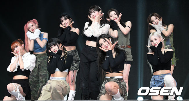 케플러(Kep1er)의 4번째 미니 앨범 'LOVESTRUCK!(러브스트럭)' 발매 기념 쇼케이스가 10일 오후 서울 광진구 예스24 라이브홀에서 열렸다.<br /><br />케플러(Kep1er)가 멋진 무대를 선보이고 있다. 2023.04.10 /cej@osen.co.kr