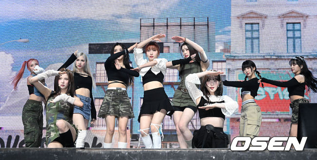 케플러(Kep1er)의 4번째 미니 앨범 'LOVESTRUCK!(러브스트럭)' 발매 기념 쇼케이스가 10일 오후 서울 광진구 예스24 라이브홀에서 열렸다.<br /><br />케플러(Kep1er)가 멋진 무대를 선보이고 있다. 2023.04.10 /cej@osen.co.kr