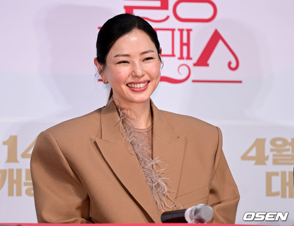10일 오후 서울 자양동 롯데시네마 건대입구에서 영화 ‘킬링 로맨스’(감독 이원석) 언론시사회 및 간담회가 열렸다. 영화 '킬링 로맨스'(감독 이원석)는 섬나라 재벌 조나단 나(이선균 분)와 운명적 사랑에 빠져 돌연 은퇴를 선언한 톱스타 여래(이하늬 분)가 팬클럽 3기 출신 사수생 범우(공명 분)를 만나 기상천외한 컴백 작전을 모의하게 되는 이야기를 그린다. 배우 이하늬가 시사회에 참석해 미소짓고 있다. 2023.04.10 / dreamer@osen.co.kr