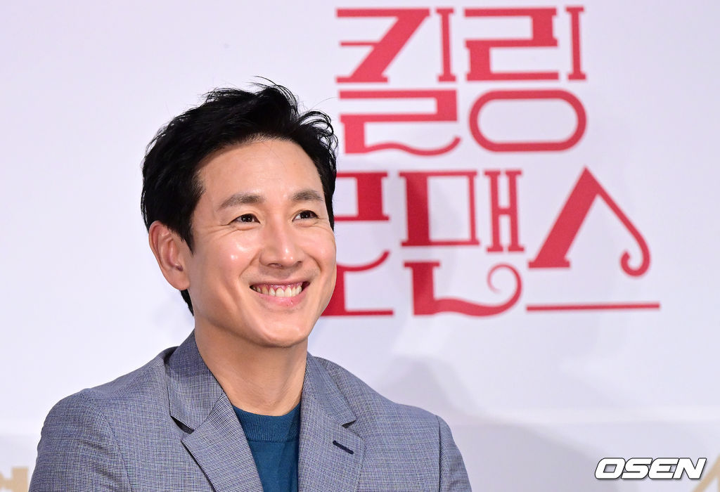 10일 오후 서울 자양동 롯데시네마 건대입구에서 영화 ‘킬링 로맨스’(감독 이원석) 언론시사회 및 간담회가 열렸다. 영화 '킬링 로맨스'(감독 이원석)는 섬나라 재벌 조나단 나(이선균 분)와 운명적 사랑에 빠져 돌연 은퇴를 선언한 톱스타 여래(이하늬 분)가 팬클럽 3기 출신 사수생 범우(공명 분)를 만나 기상천외한 컴백 작전을 모의하게 되는 이야기를 그린다. 배우 이선균이 간담회에 참석해 미소짓고 있다. 2023.04.10 / dreamer@osen.co.kr