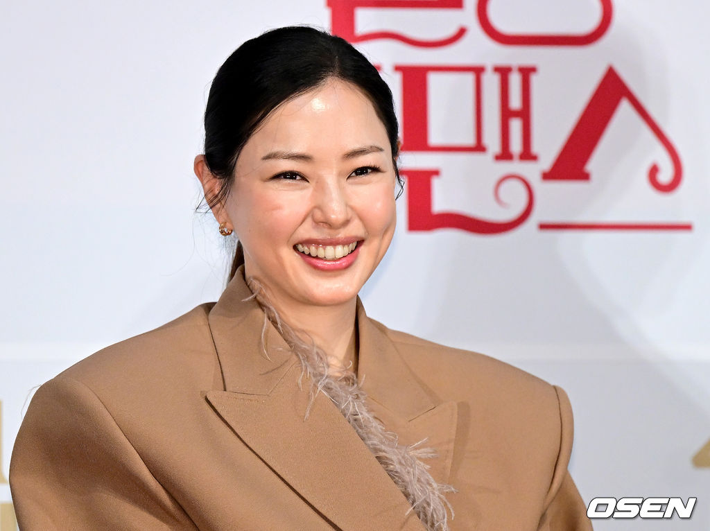 10일 오후 서울 자양동 롯데시네마 건대입구에서 영화 ‘킬링 로맨스’(감독 이원석) 언론시사회 및 간담회가 열렸다. 영화 '킬링 로맨스'(감독 이원석)는 섬나라 재벌 조나단 나(이선균 분)와 운명적 사랑에 빠져 돌연 은퇴를 선언한 톱스타 여래(이하늬 분)가 팬클럽 3기 출신 사수생 범우(공명 분)를 만나 기상천외한 컴백 작전을 모의하게 되는 이야기를 그린다. 배우 이하늬가 시사회에 참석해 미소짓고 있다. 2023.04.10 / dreamer@osen.co.kr