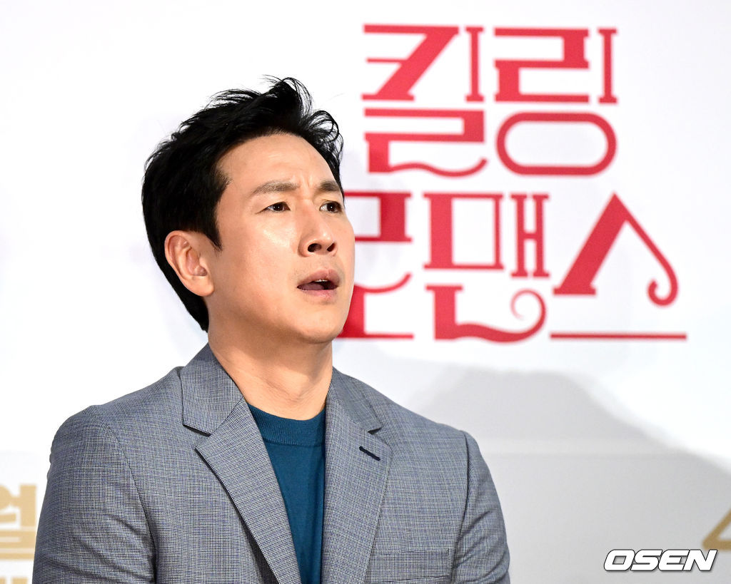 10일 오후 서울 자양동 롯데시네마 건대입구에서 영화 ‘킬링 로맨스’(감독 이원석) 언론시사회 및 간담회가 열렸다. 영화 '킬링 로맨스'(감독 이원석)는 섬나라 재벌 조나단 나(이선균 분)와 운명적 사랑에 빠져 돌연 은퇴를 선언한 톱스타 여래(이하늬 분)가 팬클럽 3기 출신 사수생 범우(공명 분)를 만나 기상천외한 컴백 작전을 모의하게 되는 이야기를 그린다. 배우 이선균이 시사회에 참석해 인사말을 준비하고 있다. 2023.04.10 / dreamer@osen.co.kr