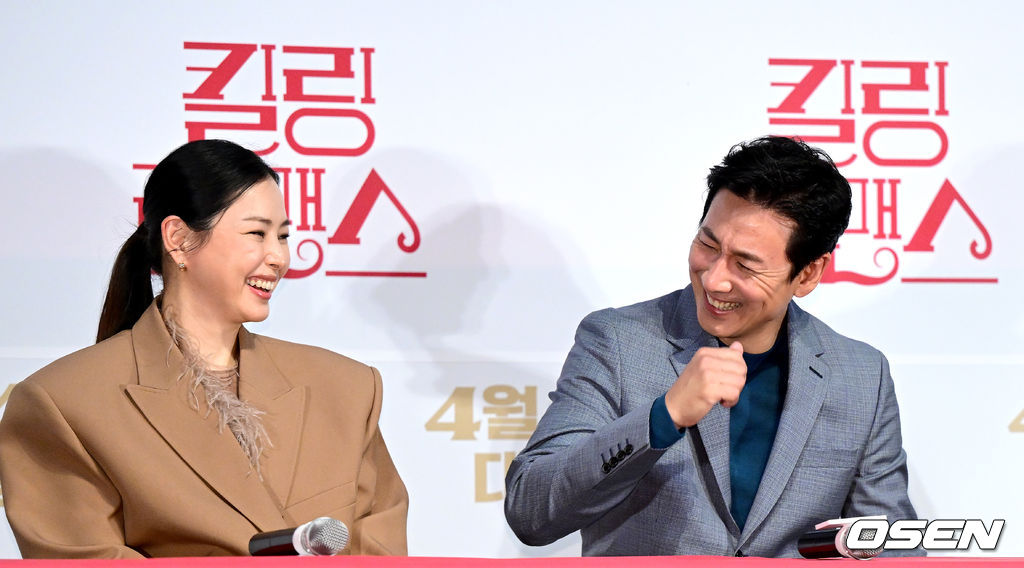 10일 오후 서울 자양동 롯데시네마 건대입구에서 영화 ‘킬링 로맨스’(감독 이원석) 언론시사회 및 간담회가 열렸다.영화 '킬링 로맨스'(감독 이원석)는 섬나라 재벌 조나단 나(이선균 분)와 운명적 사랑에 빠져 돌연 은퇴를 선언한 톱스타 여래(이하늬 분)가 팬클럽 3기 출신 사수생 범우(공명 분)를 만나 기상천외한 컴백 작전을 모의하게 되는 이야기를 그린다.배우 이하늬와 이선균이 시사회에 참석해 미소짓고 있다. 2023.04.10 / dreamer@osen.co.kr