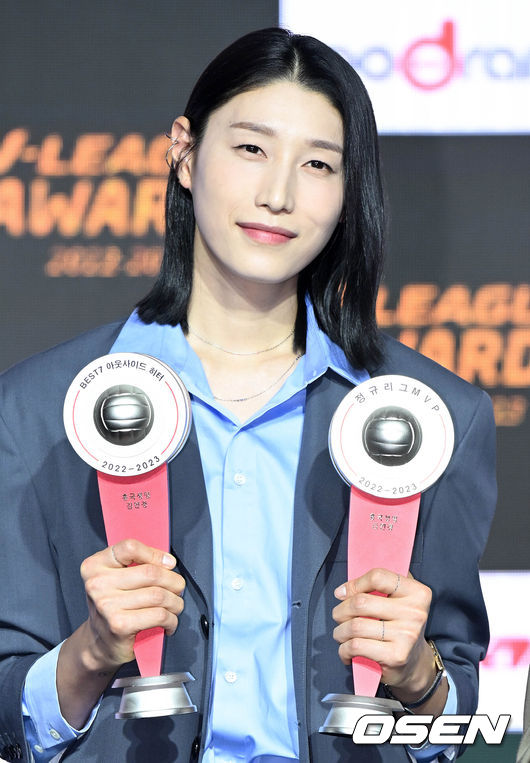 MVP를 수상한 흥국생명 김연경이 포즈를 취하고 있다. 2023.04.10 /cej@osen.co.kr