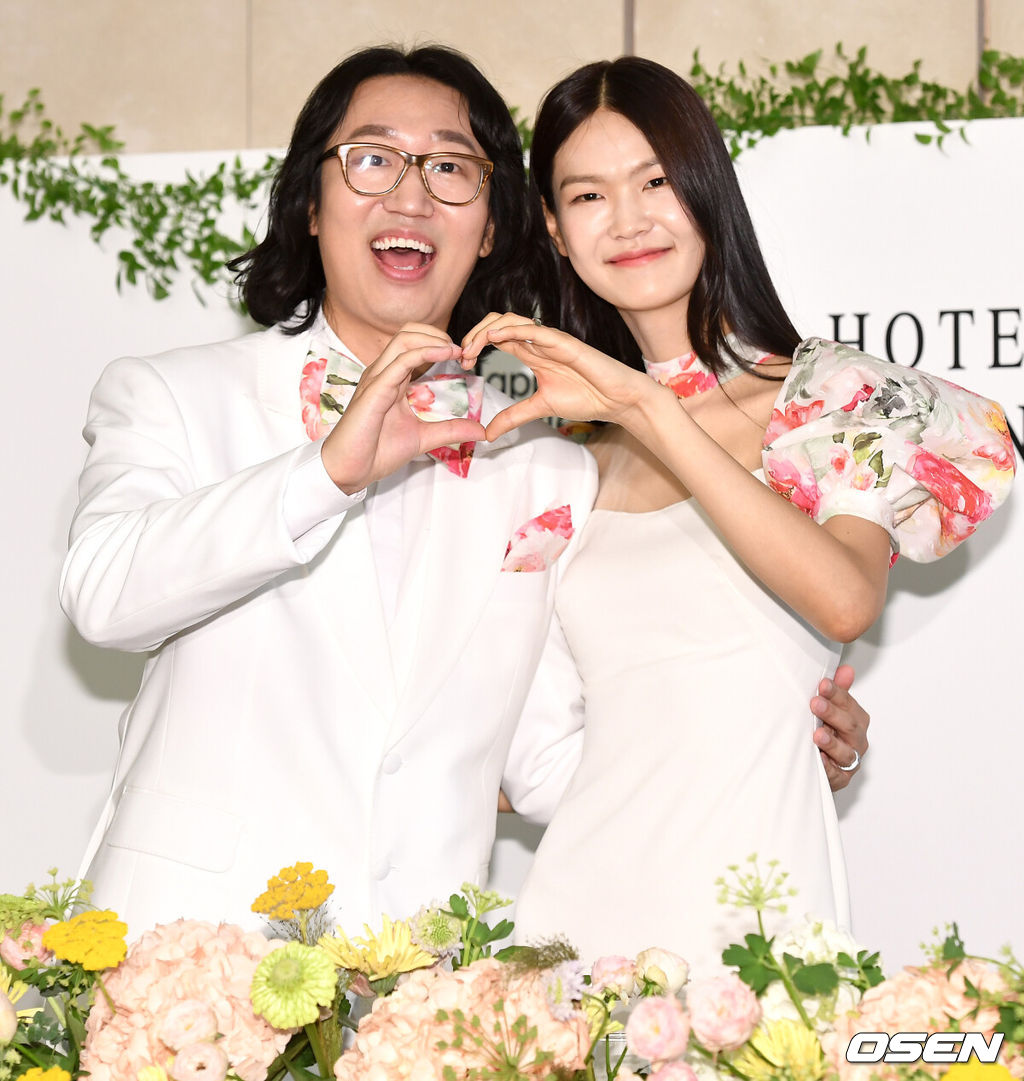 개그맨 김경진과 모델 전수민 커플이 27일 오후 서울 논현동의 한 호텔에서 결혼식을 올린다.김경진-전수민 커플이 결혼식을 앞두고 진행된 기자회견에 참석해 포토타임을 하고 있다. / dreamer@osen.co.kr