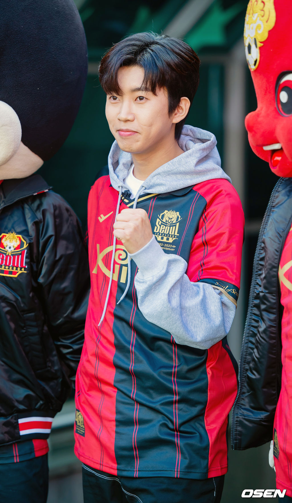 8일 오후 서울 상암월드컵경기장에서 '하나원큐 K리그1 2023' 6라운드 FC서울과 대구FC의 경기가 열렸다.경기 전 가수 임영웅이 그라운드 위에서 시축 전 파이팅을 외치고 있다. 2023.04.08 /rumi@osen.co.kr