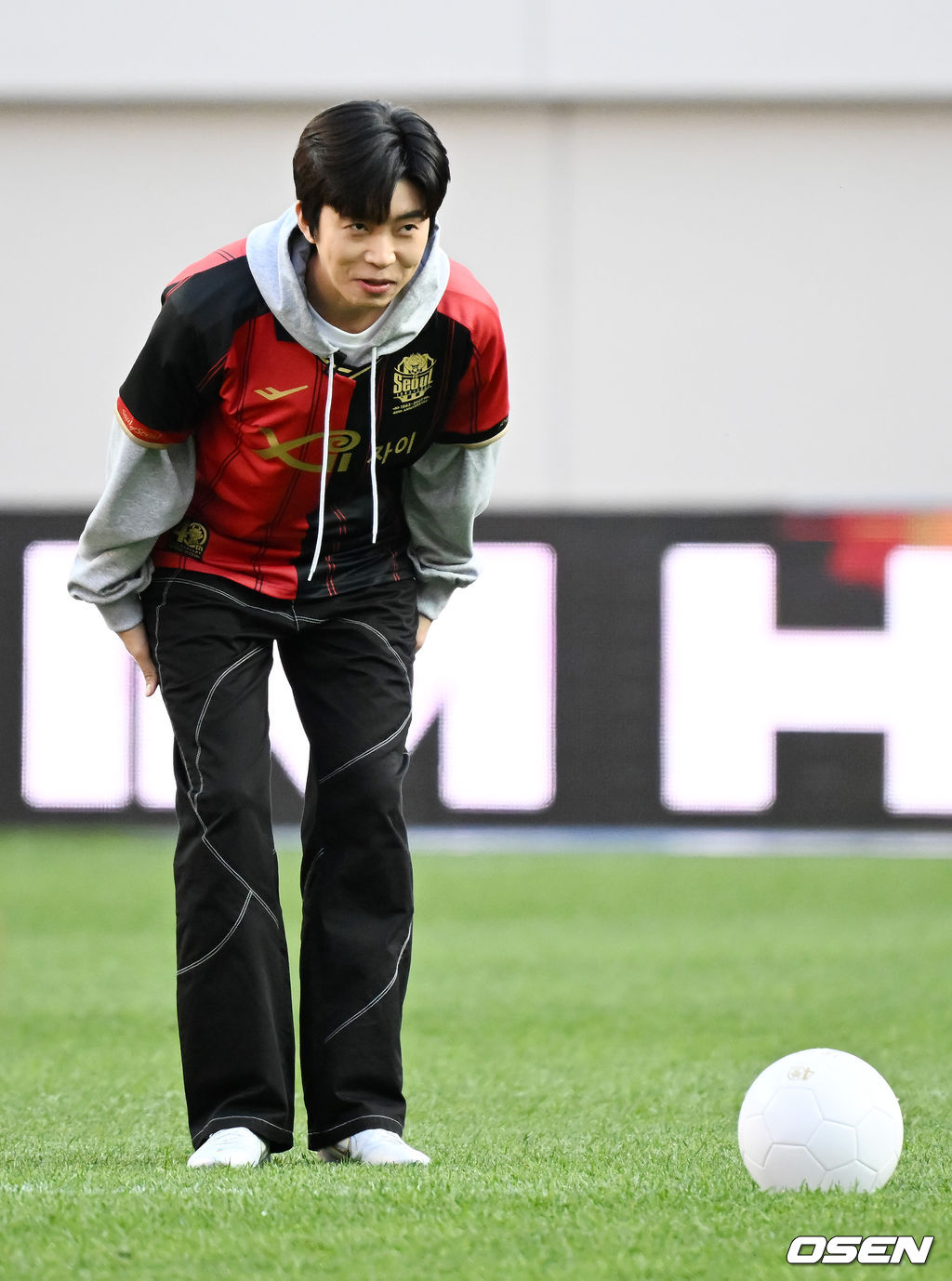 8일 오후 서울 상암월드컵경기장에서 '하나원큐 K리그1 2023' 6라운드 FC서울과 대구FC의 경기가 열렸다.경기 전 가수 임영웅이 그라운드 위에서 시축을 하고 있다. 2023.04.08 /rumi@osen.co.kr