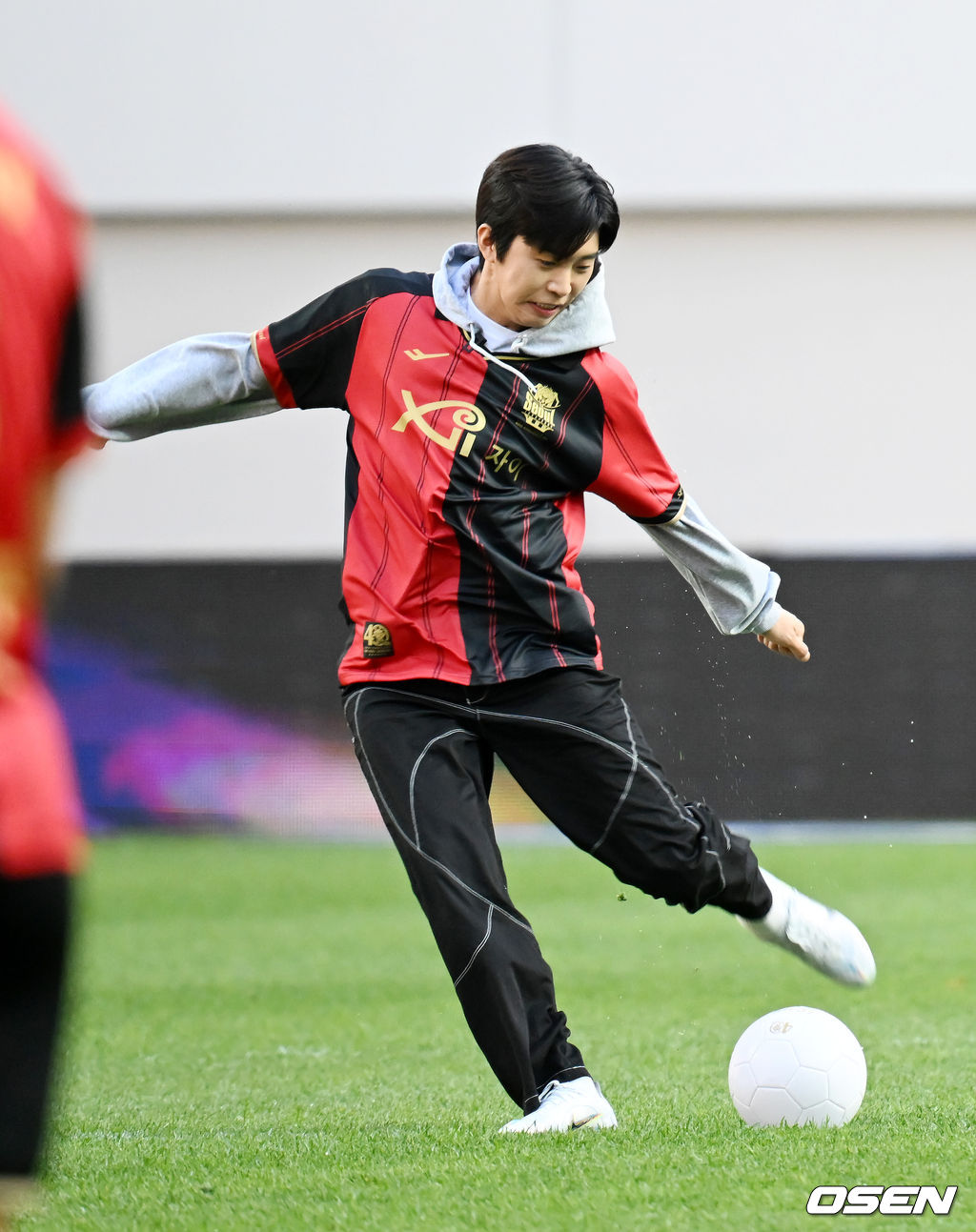 8일 오후 서울 상암월드컵경기장에서 '하나원큐 K리그1 2023' 6라운드 FC서울과 대구FC의 경기가 열렸다.경기 전 가수 임영웅이 그라운드 위에서 시축을 하고 있다. 2023.04.08 /rumi@osen.co.kr