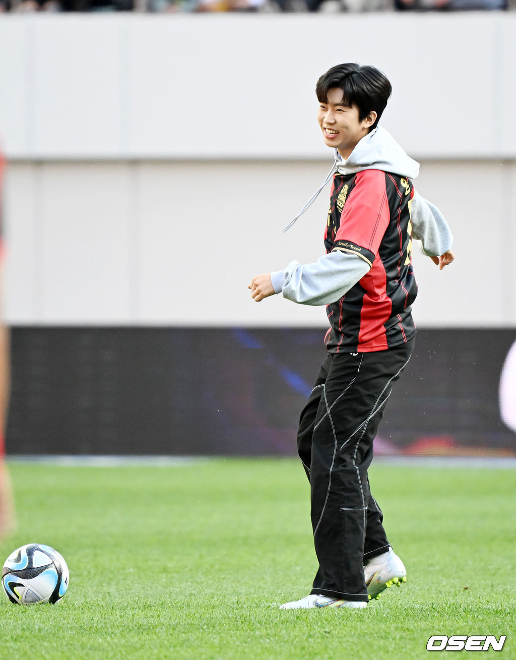 8일 오후 서울 상암월드컵경기장에서 '하나원큐 K리그1 2023' 6라운드 FC서울과 대구FC의 경기가 열렸다.경기 전 가수 임영웅이 그라운드 위에서 시축을 하고 있다. 2023.04.08 /rumi@osen.co.kr