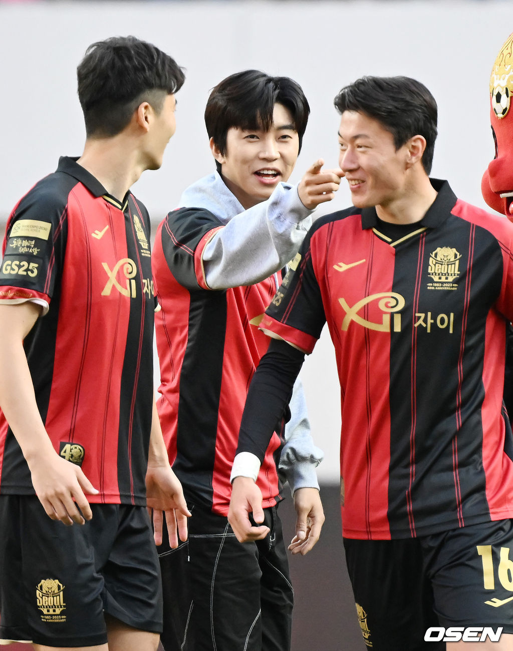 8일 오후 서울 상암월드컵경기장에서 '하나원큐 K리그1 2023' 6라운드 FC서울과 대구FC의 경기가 열렸다.시축을 마친 가수 임영웅이 서울 기성용, 황의조와 즐겁게 얘기를 나누고 있다. 2023.04.08 /rumi@osen.co.kr