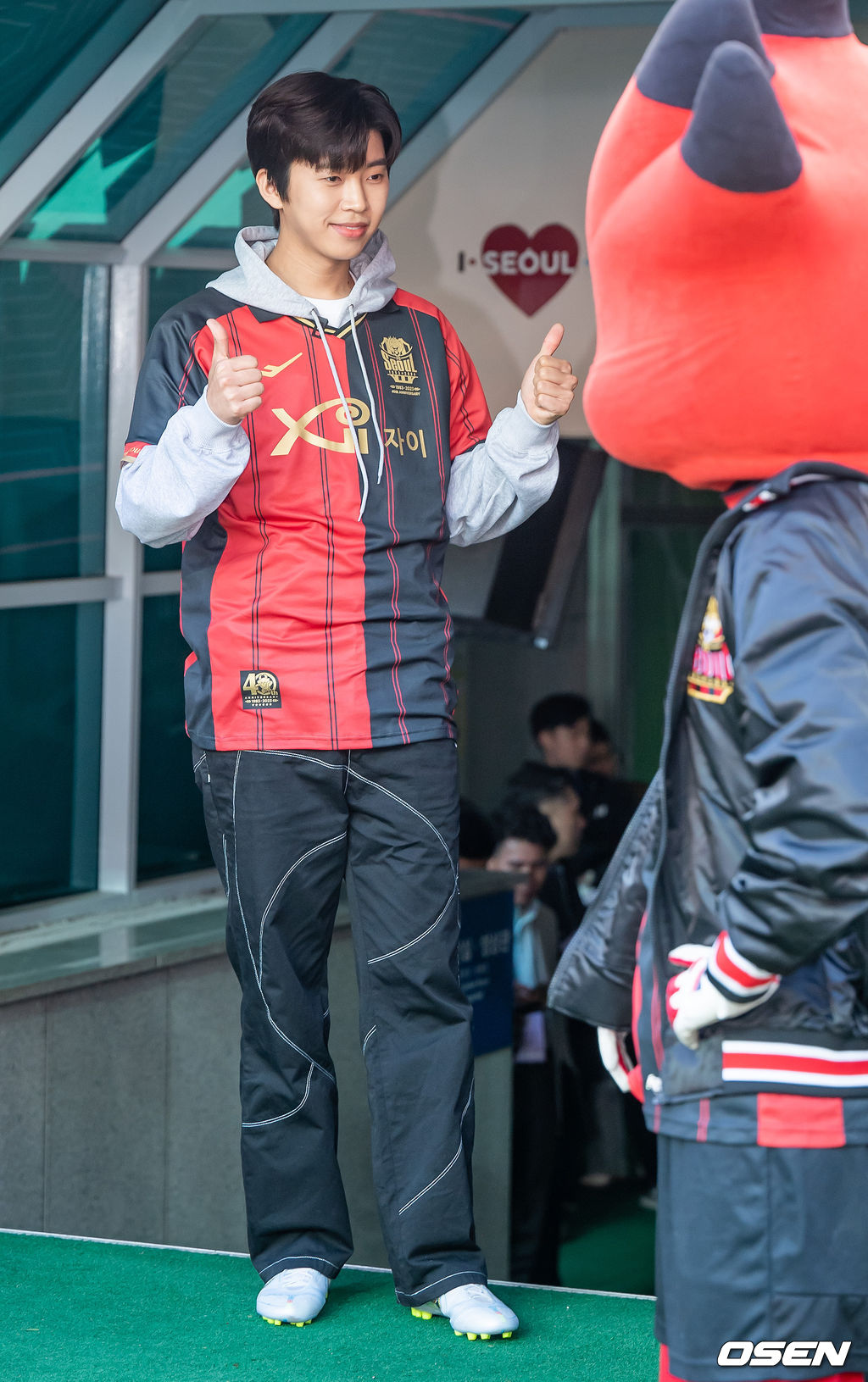 8일 오후 서울 상암월드컵경기장에서 '하나원큐 K리그1 2023' 6라운드 FC서울과 대구FC의 경기가 열렸다.경기 전 가수 임영웅이 그라운드 위에서 시축 전 포즈를 취하고 있다. 2023.04.08 /rumi@osen.co.kr