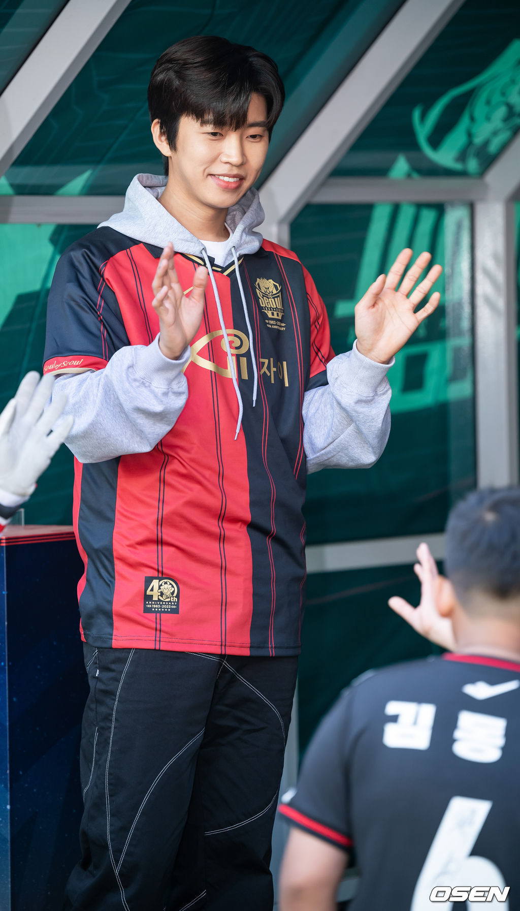 8일 오후 서울 상암월드컵경기장에서 '하나원큐 K리그1 2023' 6라운드 FC서울과 대구FC의 경기가 열렸다.경기 전 가수 임영웅이 시축을 하기 위해 대기하며 축구 꿈나무들에게 인사하고 있다. 2023.04.08 /rumi@osen.co.kr