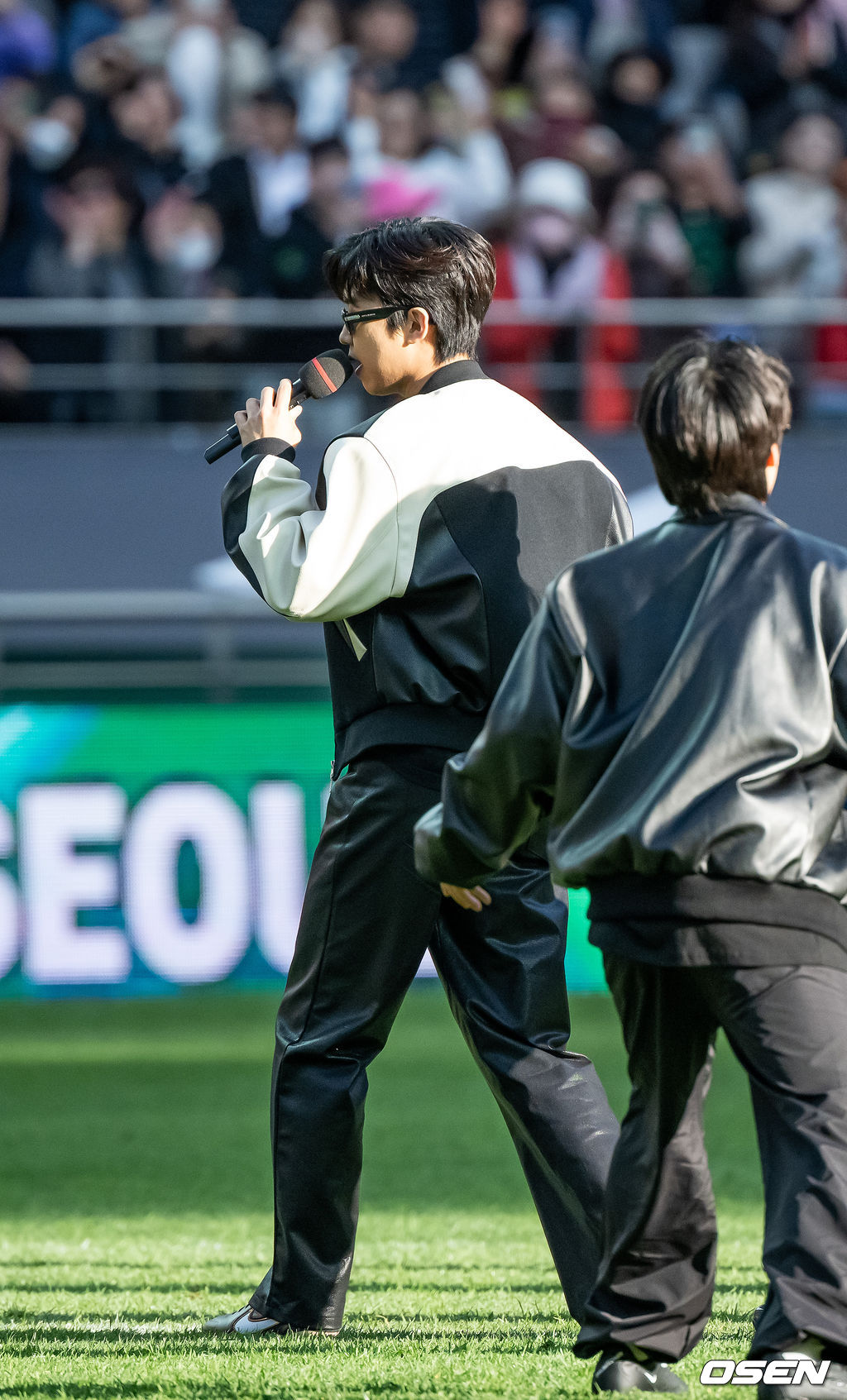 8일 오후 서울 상암월드컵경기장에서 '하나원큐 K리그1 2023' 6라운드 FC서울과 대구FC의 경기가 열렸다.하프타임 공연때 가수 임영웅이 하프타임 공연을 펼치고 있다. 2023.04.08 /rumi@osen.co.kr