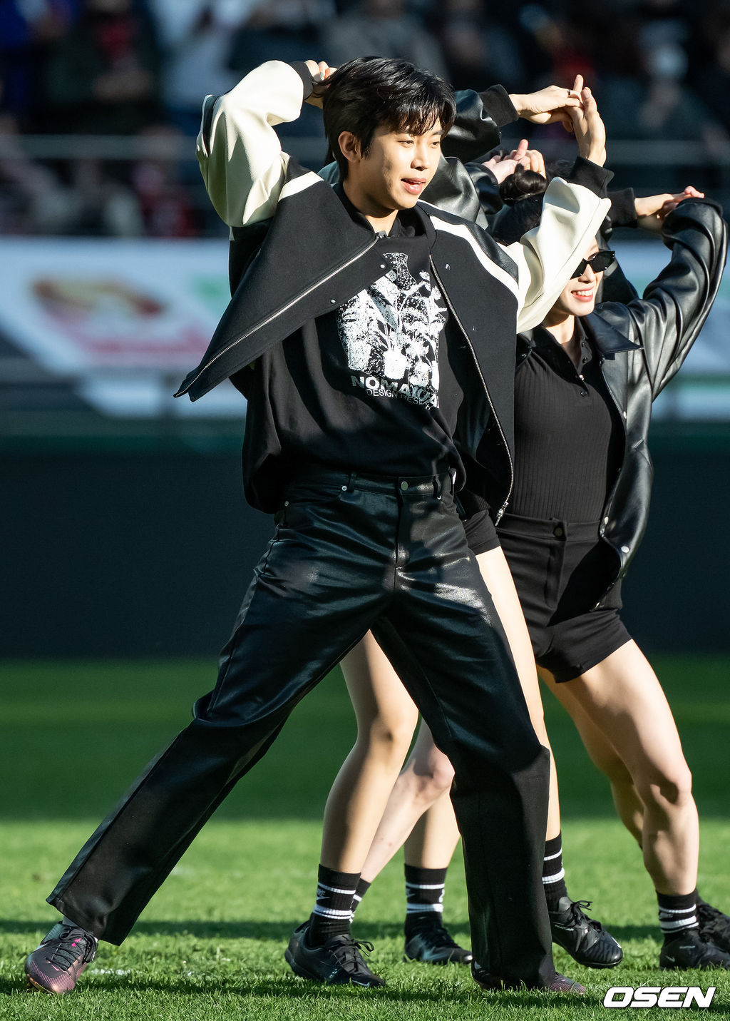 8일 오후 서울 상암월드컵경기장에서 '하나원큐 K리그1 2023' 6라운드 FC서울과 대구FC의 경기가 열렸다.하프타임 공연때 가수 임영웅이 아이브(IVE)의 '애프터 라이크(After Like)'에 맞춰 화려한 공연을 선보이고 있다. 2023.04.08 /rumi@osen.co.kr