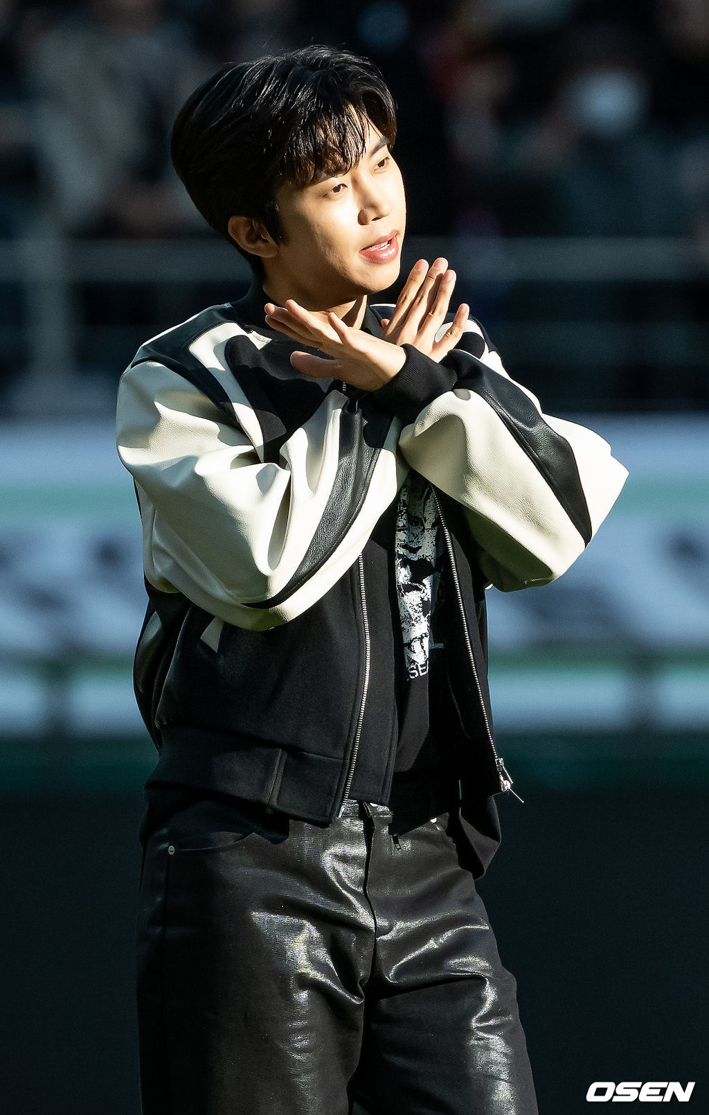 8일 오후 서울 상암월드컵경기장에서 '하나원큐 K리그1 2023' 6라운드 FC서울과 대구FC의 경기가 열렸다.하프타임 공연때 가수 임영웅이 아이브(IVE)의 '애프터 라이크(After Like)'에 맞춰 화려한 공연을 선보이고 있다. 2023.04.08 /rumi@osen.co.kr