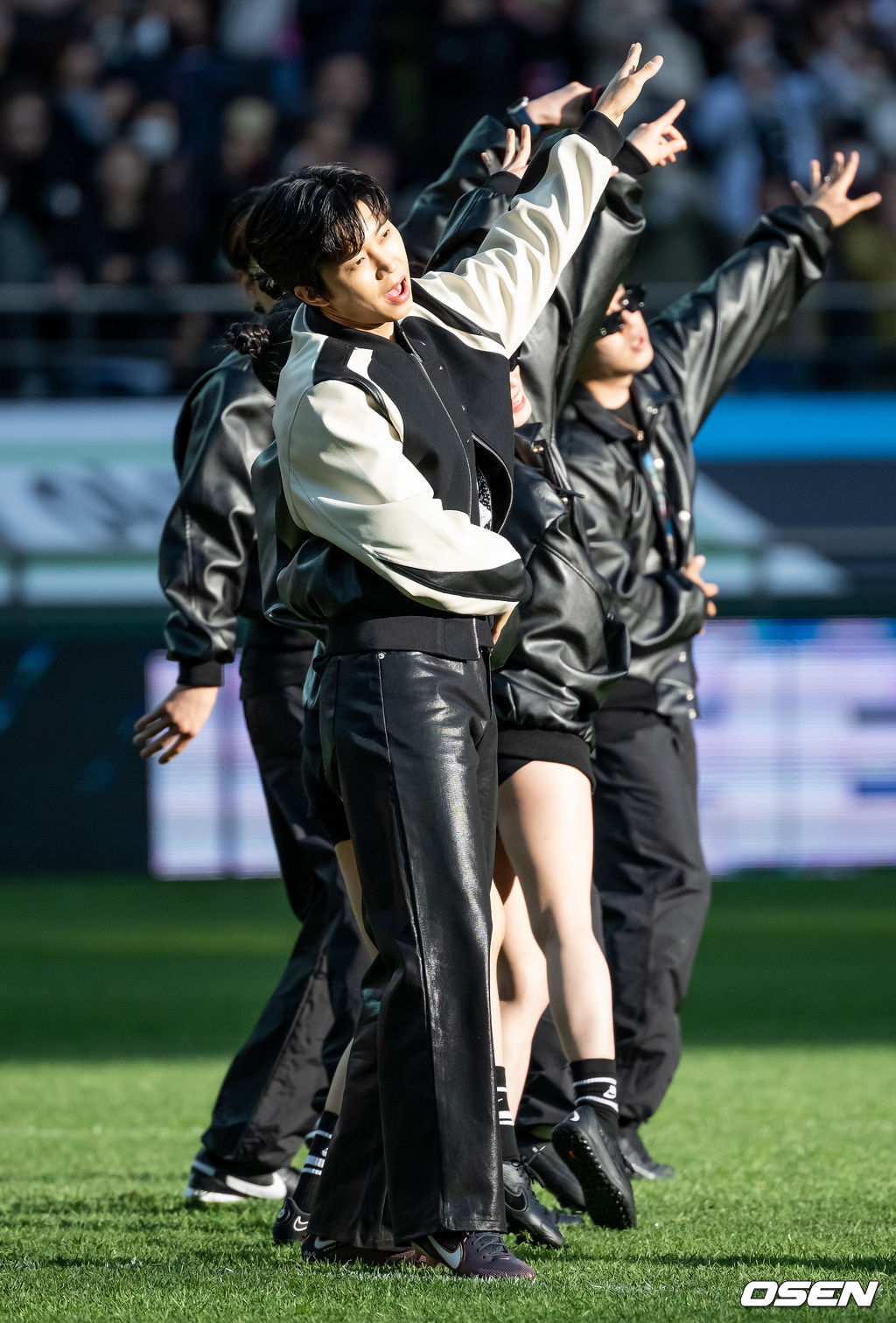 8일 오후 서울 상암월드컵경기장에서 '하나원큐 K리그1 2023' 6라운드 FC서울과 대구FC의 경기가 열렸다.하프타임 공연때 가수 임영웅이 아이브(IVE)의 '애프터 라이크(After Like)'에 맞춰 화려한 공연을 선보이고 있다. 2023.04.08 /rumi@osen.co.kr