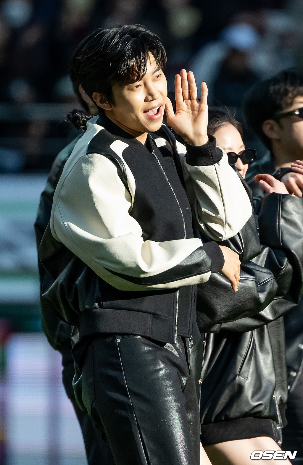 8일 오후 서울 상암월드컵경기장에서 '하나원큐 K리그1 2023' 6라운드 FC서울과 대구FC의 경기가 열렸다.하프타임 공연때 가수 임영웅이 아이브(IVE)의 '애프터 라이크(After Like)'에 맞춰 화려한 공연을 선보이고 있다. 2023.04.08 /rumi@osen.co.kr