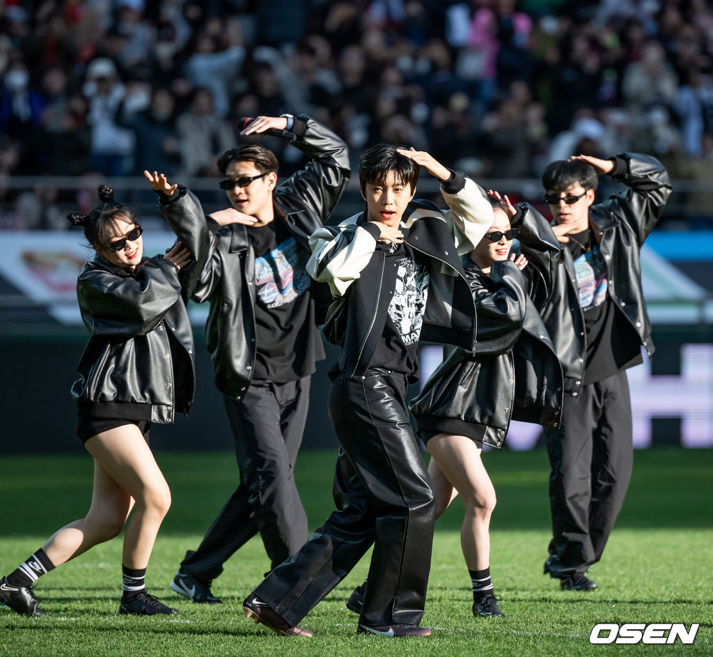 8일 오후 서울 상암월드컵경기장에서 '하나원큐 K리그1 2023' 6라운드 FC서울과 대구FC의 경기가 열렸다.하프타임 공연때 가수 임영웅이 아이브(IVE)의 '애프터 라이크(After Like)'에 맞춰 화려한 공연을 선보이고 있다. 2023.04.08 /rumi@osen.co.kr